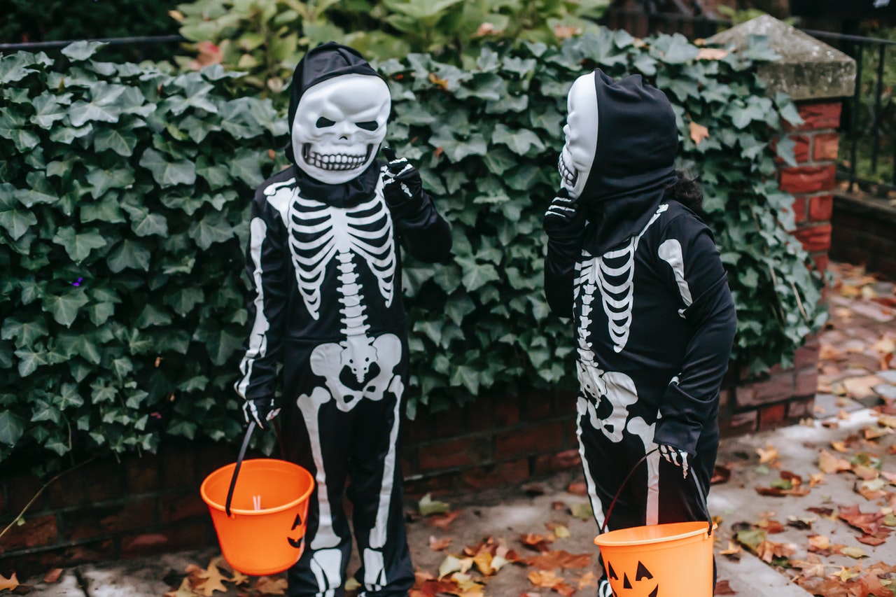 To børn er klædt ud som skeletter